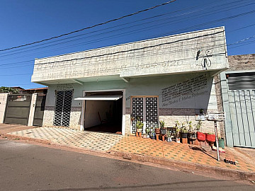 Casa com comodo comercial a venda