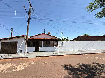 Casa com amplo terreno a venda Honoropolis